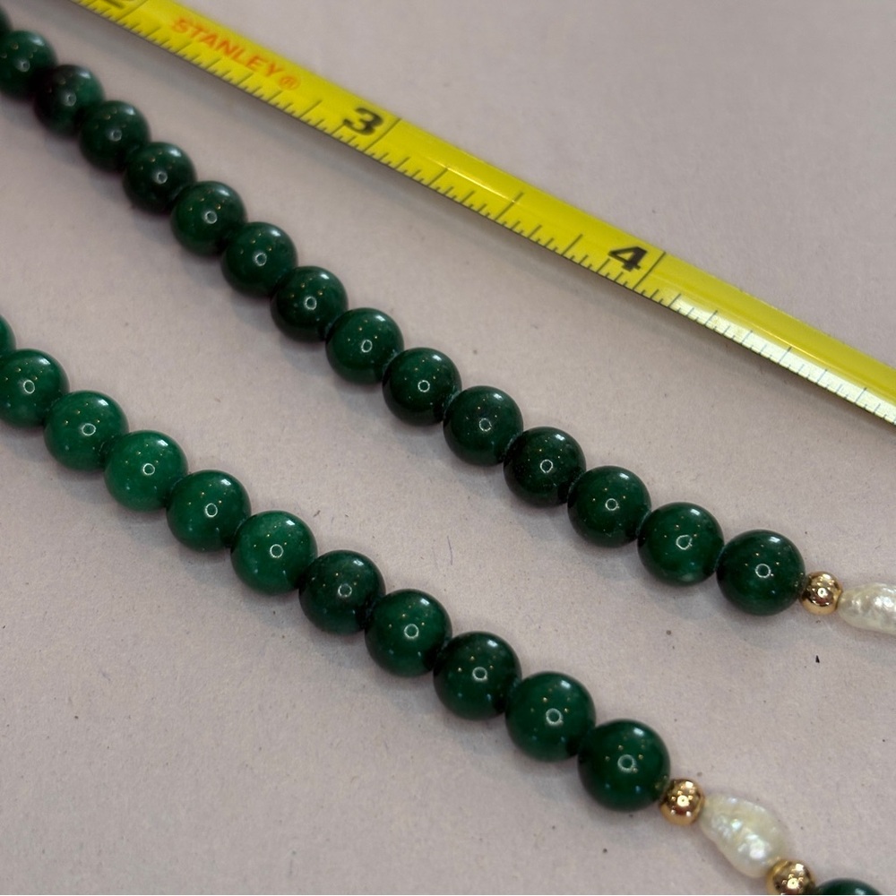 Vintage-Inspired Green Beaded Necklace – 16" with Gold Tone Clasp & Faux Pearls - Picture 12 of 13